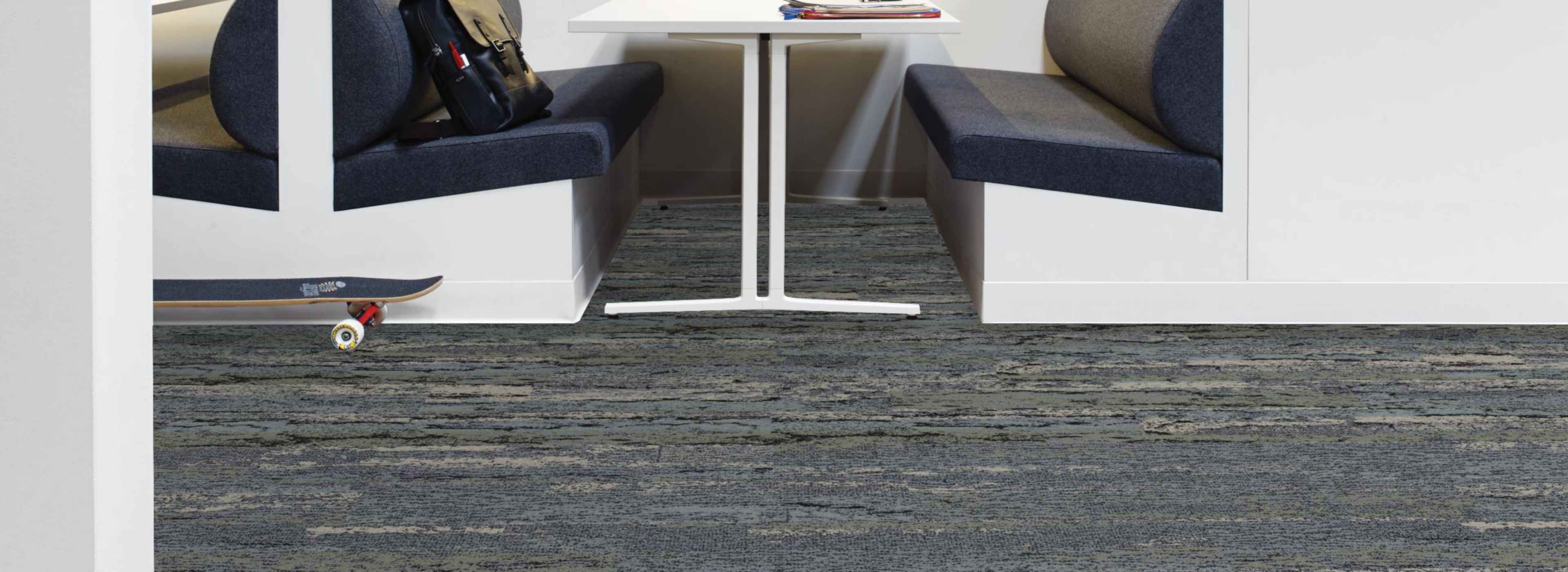 Interface Deeply Rooted, Uprooted and Velvet Bark plank carpet tile in cafe area imagen número 1